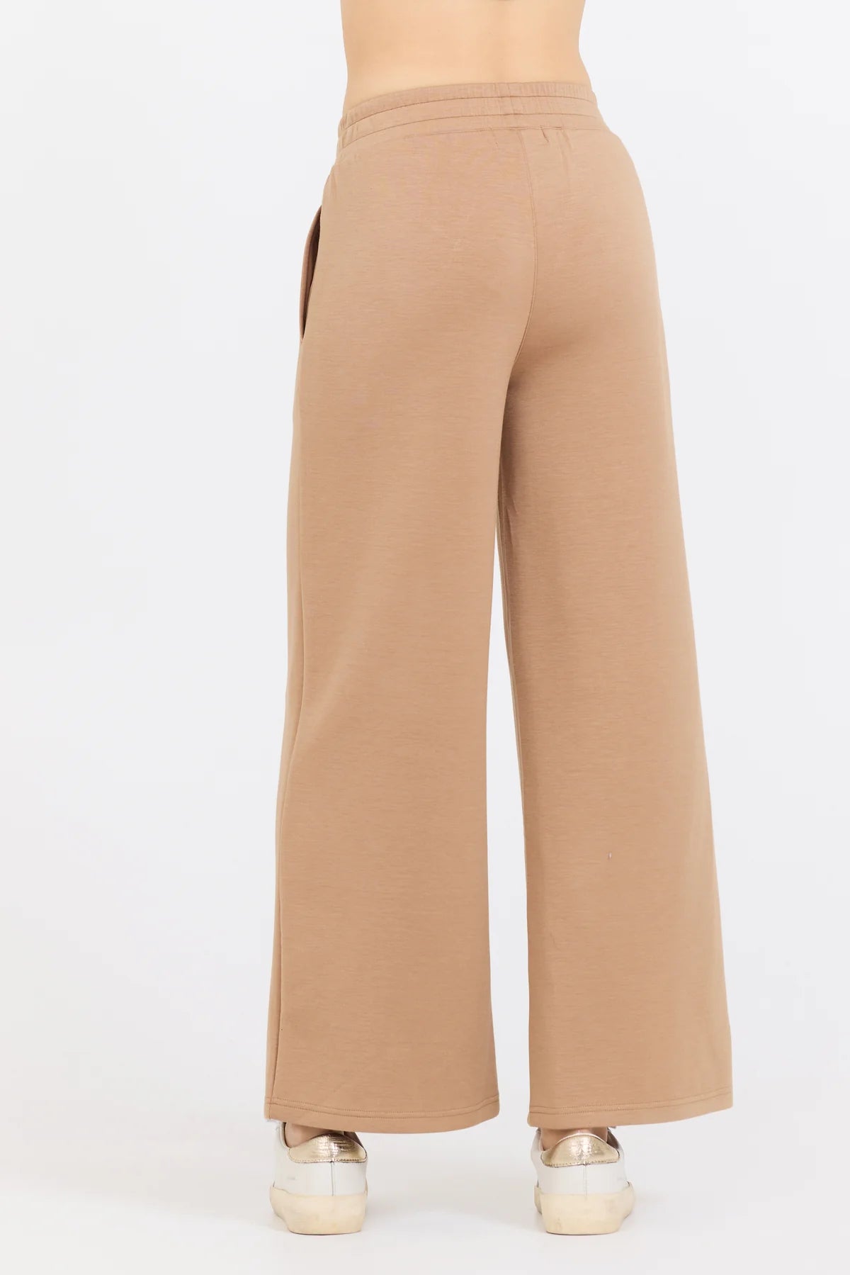 The Caramel Cloud Fleece Flare Pant boasts a blend of Cloud Fleece fabric made from 49% Modal, 45% Polyester, and 6% Spandex for the perfect combination of comfort and stretch.