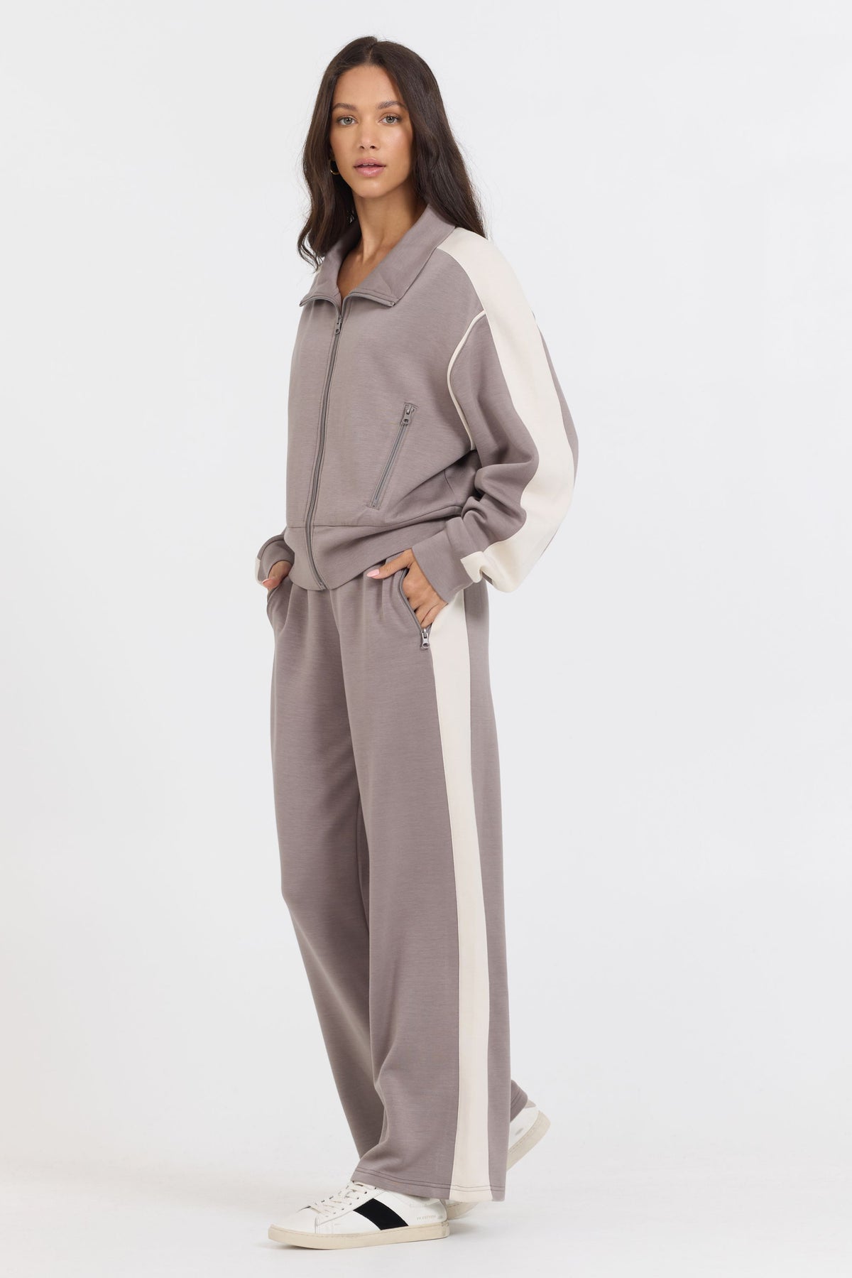 This Taupe/South Beach Sand Colorblock Cloud Fleece Pant features a bold stripe down the side, providing a unique touch to your daily casual attire. It is expertly made with a blend of 49% Modal, 45% Polyester, and 6% Spandex for ultimate comfort and style.