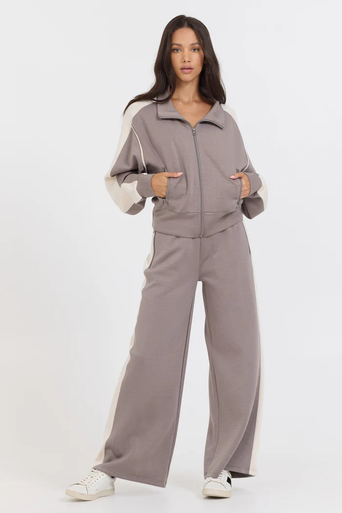 This Taupe/South Beach Sand Colorblock Cloud Zip Up features a bold stripe down the side, providing a unique touch to your daily casual attire. It is expertly made with a blend of 49% Modal, 45% Polyester, and 6% Spandex for ultimate comfort and style.