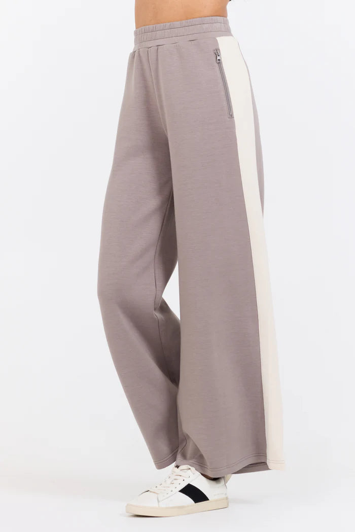 This Taupe/South Beach Sand Colorblock Cloud Fleece Pant features a bold stripe down the side, providing a unique touch to your daily casual attire. It is expertly made with a blend of 49% Modal, 45% Polyester, and 6% Spandex for ultimate comfort and style.