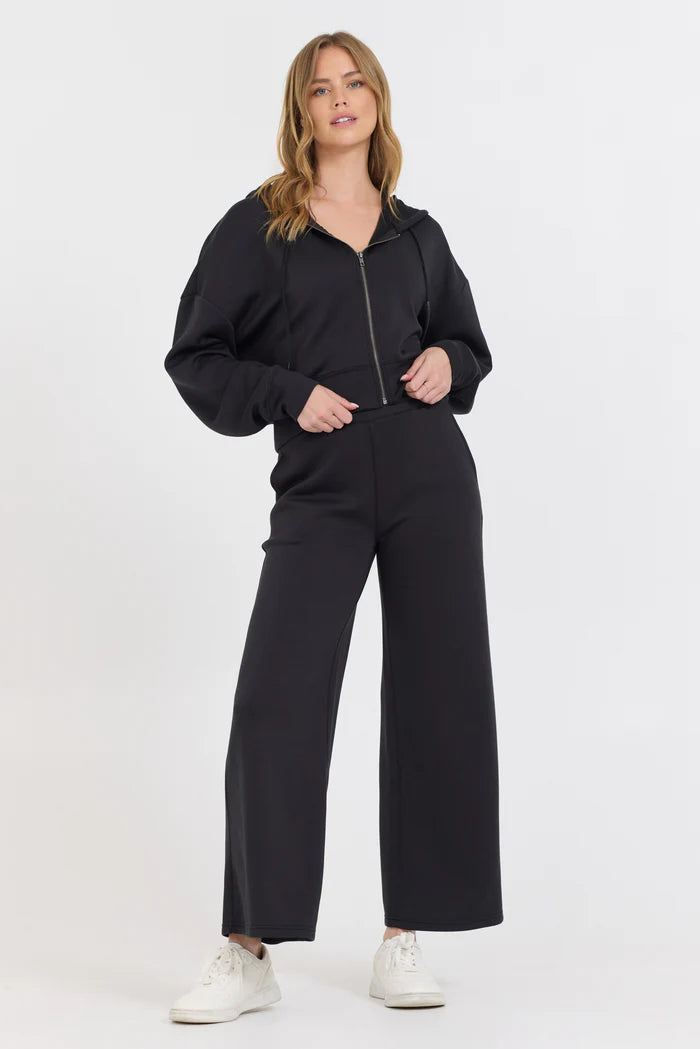 Crafted from 49% Modal, 45% Polyester, and 6% Spandex, the Black Cloud Fleece Crop Zip Up boasts an ultra-soft texture for unparalleled comfort.